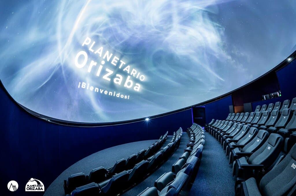 Sala de proyección con capacidad para 75 personas.