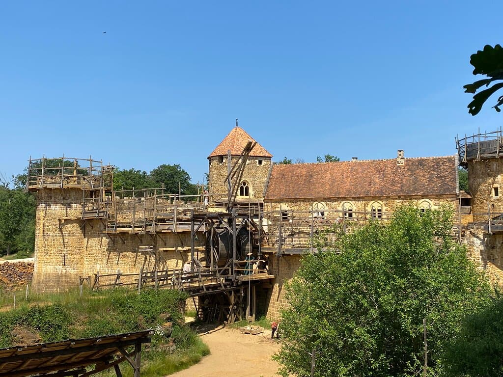 Au cœur d'une carrière boisée, nous bâtissons un château fort comme au Moyen Âge