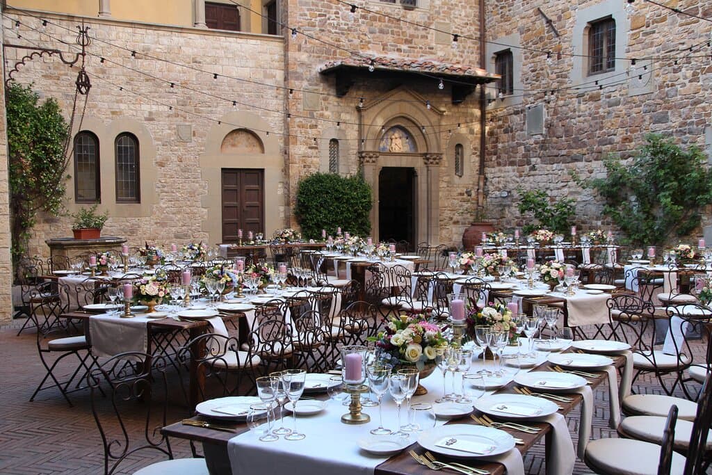Dopo la cerimonia tutti riuniti nella corte medioevale del Castello il Palagio, con l'ottima cena servita dal catering.