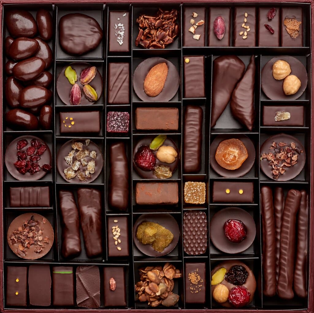 Ballotin Mondrian 65 pièces - l'intégralité de notre collection Laurent Gerbaud. Celle-ci contient des ganaches, des pralinés, des fruits enrobés et des pâtes de fruit.