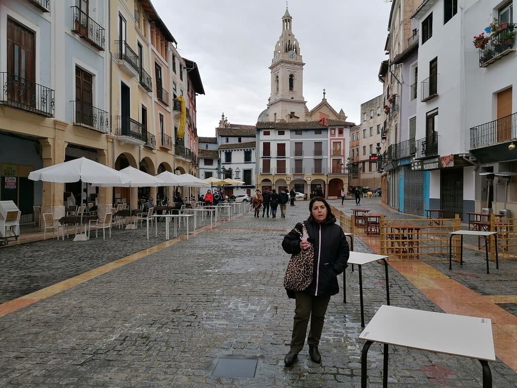 La plaza  del Mercado, al fondo la Colegiata.