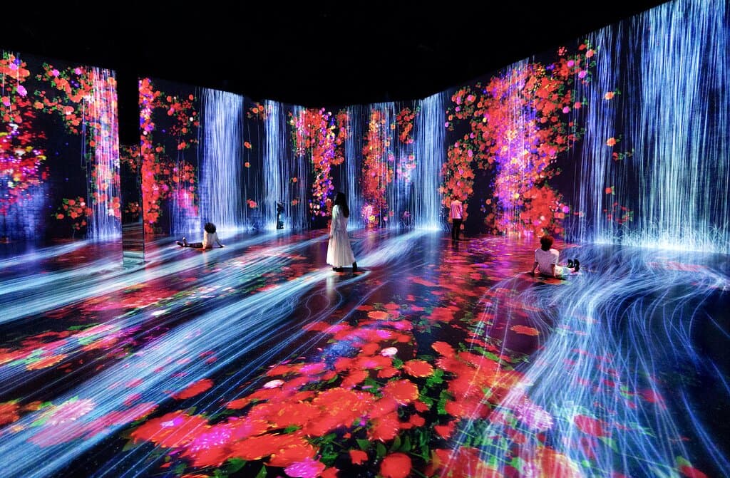teamLab, Flowers and People, Cannot be Controlled but Live Together - Transcending Boundaries, A Whole Year per Hour, 2017. Installation view of Every Wall is a Door, Superblue Miami, 2021. Sound: Hideaki Takahashi. © teamLab. Courtesy Pace Gallery.