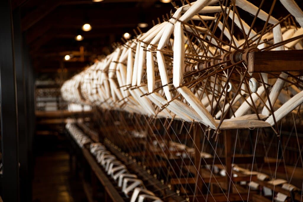 2階では機織りの行程を動態展示で学習することができますます。
それぞれの機械に解説も付随していますが、施設の方から直接話を伺うとより理解が深まります。