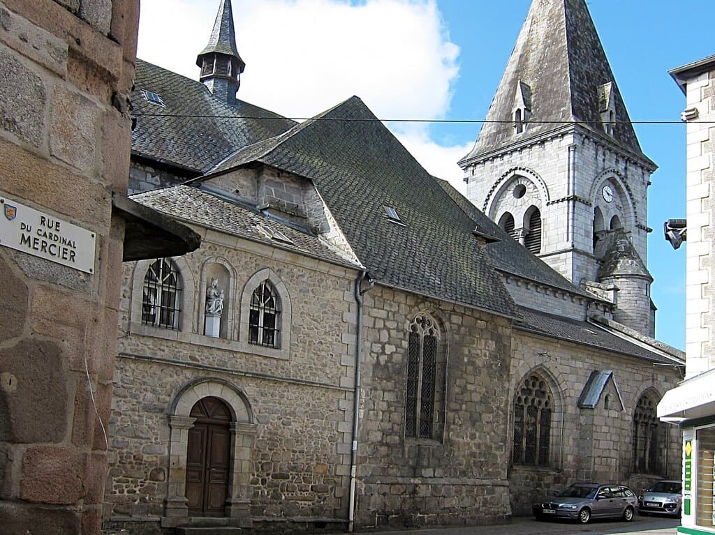 Eglise Saint Martin d'Ussel en Corrèze. Vue 3. Côté Latéral. Le Clocher s'effondre en 1841, est reconstruit en 1860 par Viollet Le Duc. Ussel 19200.