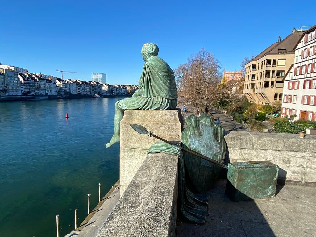 Helvetia auf Reisen Statue