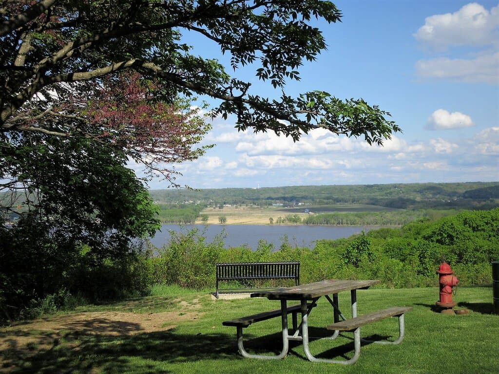 Well-kept picnic area ... with a scenic view! Peoria IL, May 2021