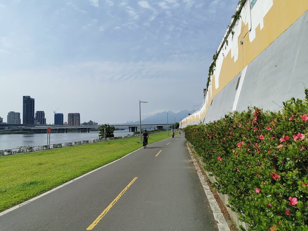 Ride a bicycle on 100+ kilometer bikeway in Taipei to enjoy the beauty of nature.