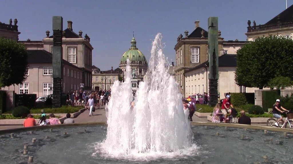 Adagiati sul mare con la splendida fontana 