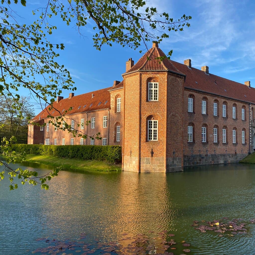 Skøn have og smukke bygninger. Et besøg værd!