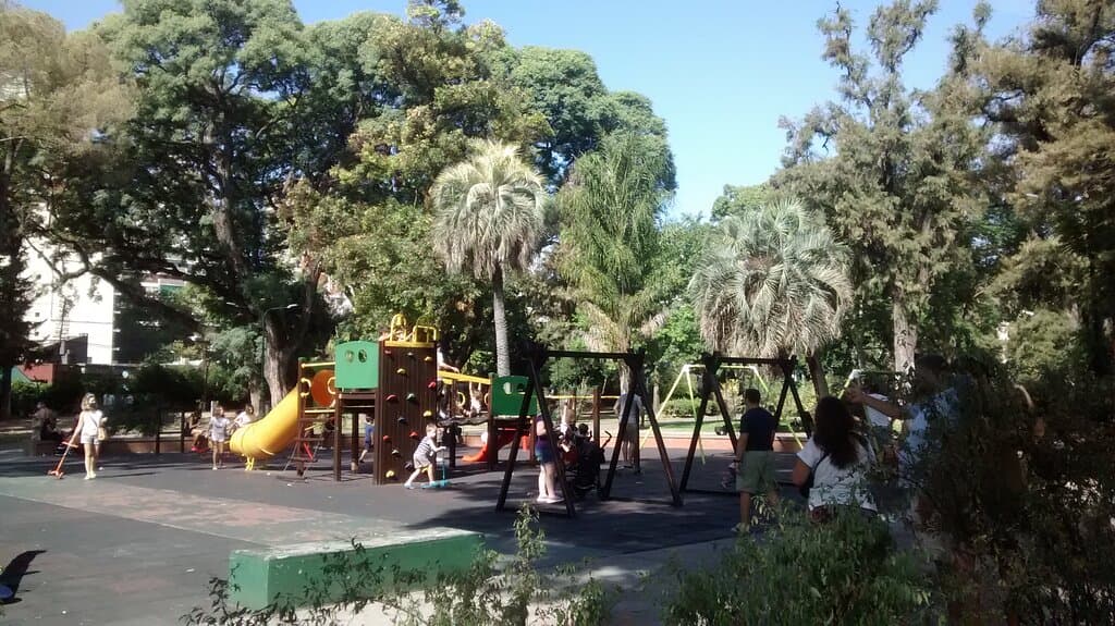 Patio de Juegos de Plaza Castelli: Barrio Belgrano R, Ciudad de Buenos Aires- Argentina 2021.