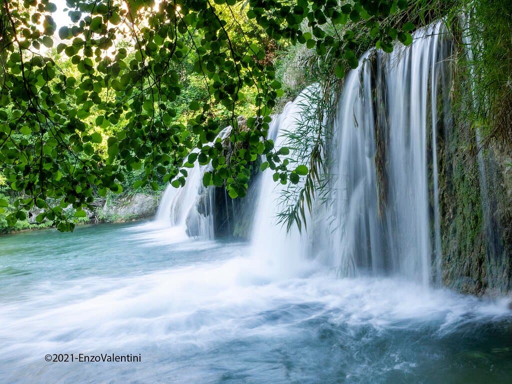 Una delle due cascate sul torrente Castellano, che alimentavano la Cartiera Papale di Ascoli Piceno. (©2021-EnzoValentini)