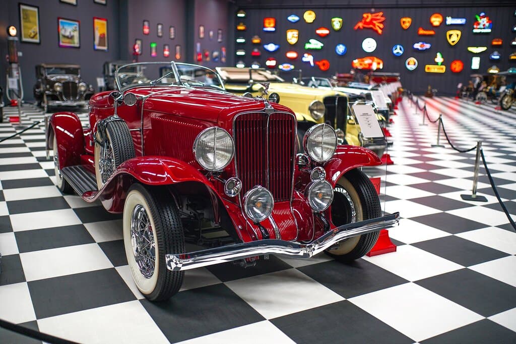 Key Museum, İzmir’in Torbalı ilçesinde bulunan ve bugün dünya otomobil tarihine ışık tutan Türkiye’nin en kapsamlı klasik otomobil ve motosiklet müzesidir. 7000 metrekare alan üzerine kurulu olan Key Museum'un ana koleksiyonunu 76 adet klasik otomobil ve 40 adet klasik motosiklet oluşturmaktadır. 1886 yılında üretilen ilk otomobilden bugüne, otomobil dünyasının önde gelen Mercedes, BMW, Porsche, Cadillac, Ford gibi markaların ilk modellerinin günümüze kadarki yolculuklarını görmek mümkün