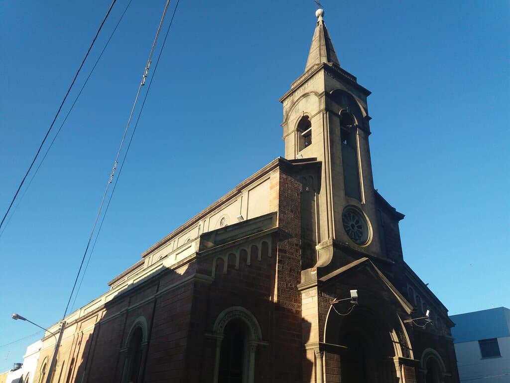 FACHADA DE LA IGLESIA EN QUE SE APRECIA SU CAMPANARIO