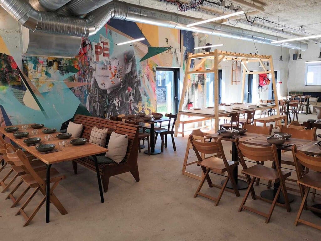 Découvrez La Cantine Arkose Pont de Sèvres, sa cuisine fraiche, de saison préparée à partir de produits locaux. Venez déjeuner ou diner dans un espace baigné de lumière à la déco recherchée.