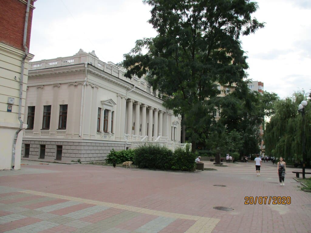 Это изящное белое здание с шестью колоннами находится на улице Пушкинской 148.