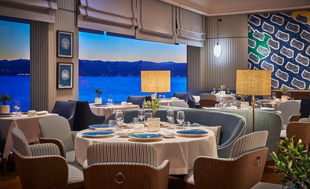 Ambiance intérieure surplombant la Méditerranée