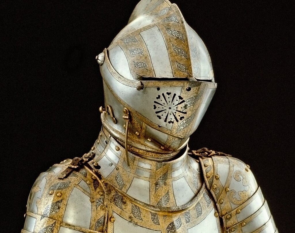 Wer diese stolze Rüstung trug? Höchst wahrscheinlich Johann Wilhelm I., Herzog von Sachsen-Weimar! Großes Kriegsglück hatte er allerdings nicht: Als er 1568 den König von Frankreich in dessen Feldzug gegen die Hugenotten unterstützte, verlor er nicht nur das Vertrauen seiner protestantischen Untertanen. Auch der Kaiser war erzürnt, und er setzte die Teilung des Weimarer Herzogtums durch. Es war der Anfang der jahrhundertelangen thüringischen Kleinstaatlichkeit.