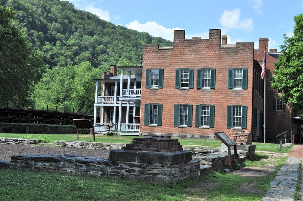 Arsenal foundation and museum in background