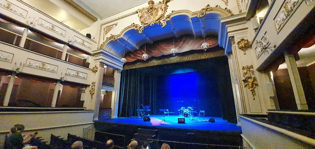 Fue espectacular la actuacion de los hermanos MUSICALIS TENOR, que por casualidad pude verlo, al estar de paso en Aranjuez ese dia, fue un regalo