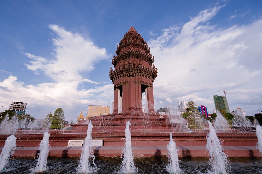 By car, by remok, by bicycle or by walk this place is uniquely beautiful from all angles both day and night.   This Independence Monument sits with an appropriate air of solemnity at the centre of a traffic circle at the junction of Sihanouk and Norodom boulevards.