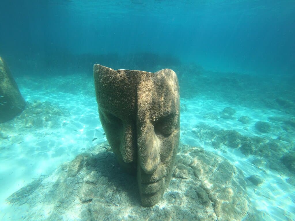 Två statyer tillsammans, snäppet längre ut än de två första!