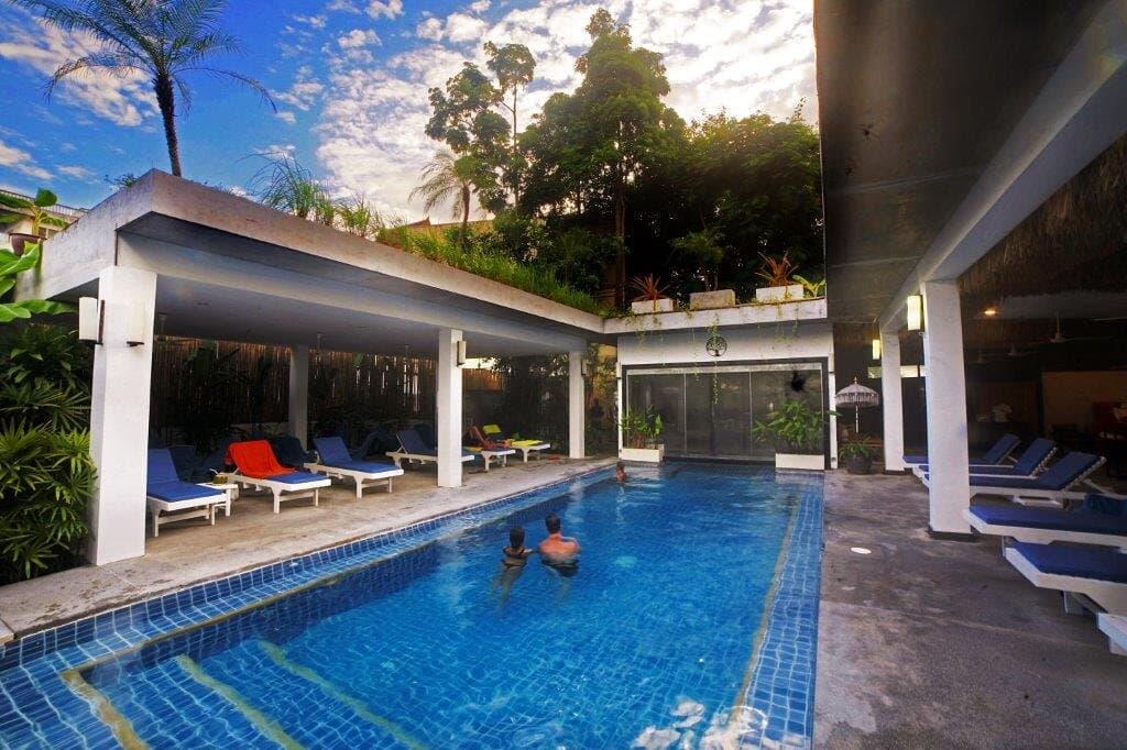 Pool with direct access to the steam room