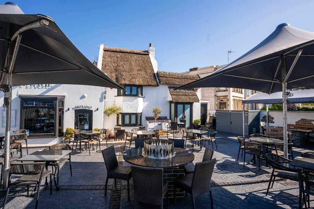 Outdoor terrace with fire pits (dogs welcome outside)