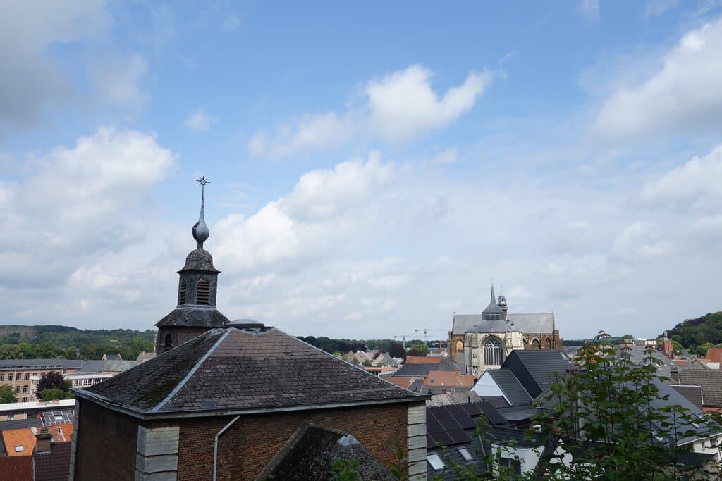 Het uitzicht van bovenaan de trap die naar het centrum gaat.