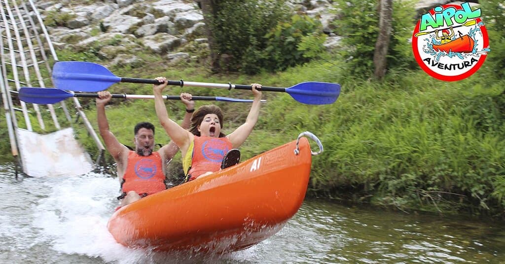 La aventura del descenso del Sella en canoa con Aipol Aventura. Una divertida experiencia para toda la familia en Arriondas, en el Principado de Asturias. ¡Os esperamos!