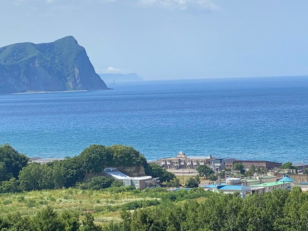 西崎山環状列石から見下ろしたフゴッペ洞窟