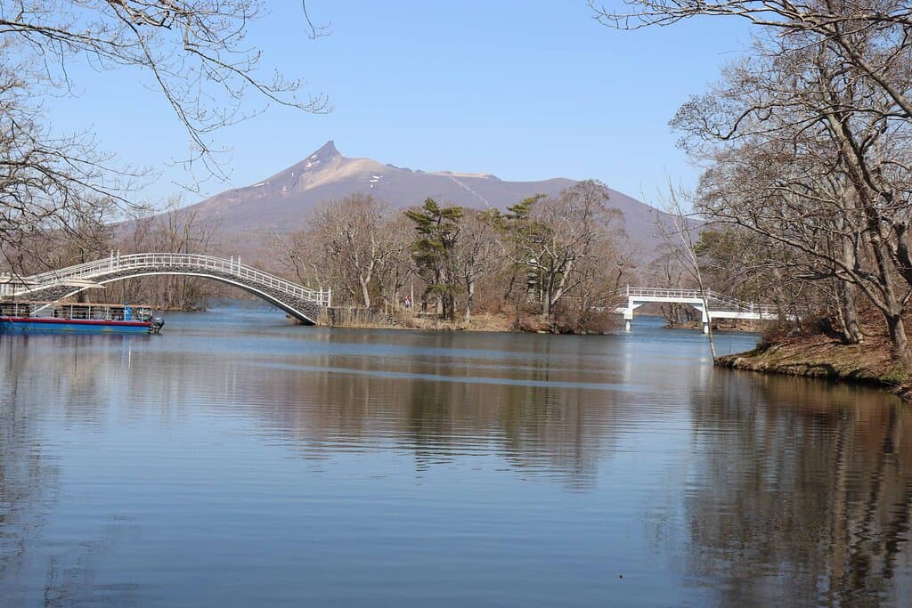大沼湖と島と橋と駒ヶ岳