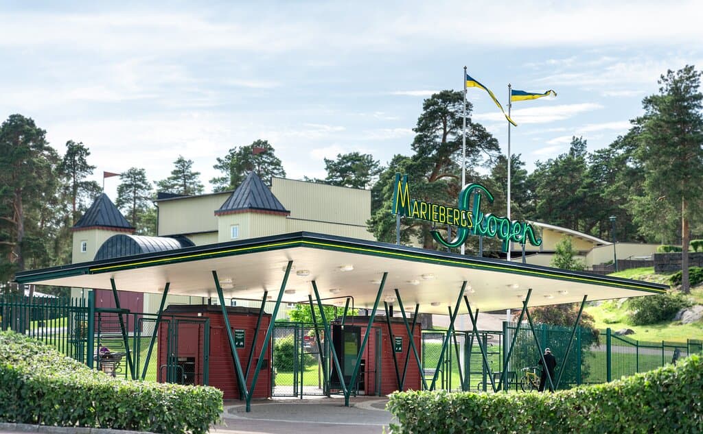 Huvudentrén till Mariebergsskogen. 