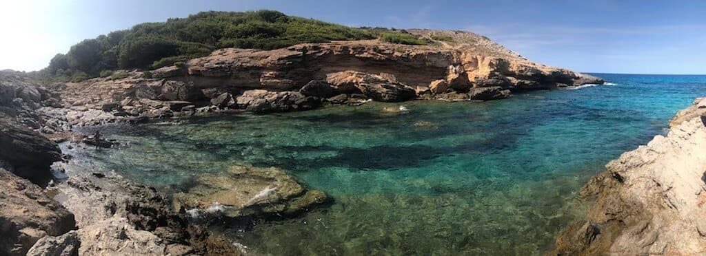 Cala Estreta, rincón entre rocas muy tranquilo, en un precioso entorno y paisaje