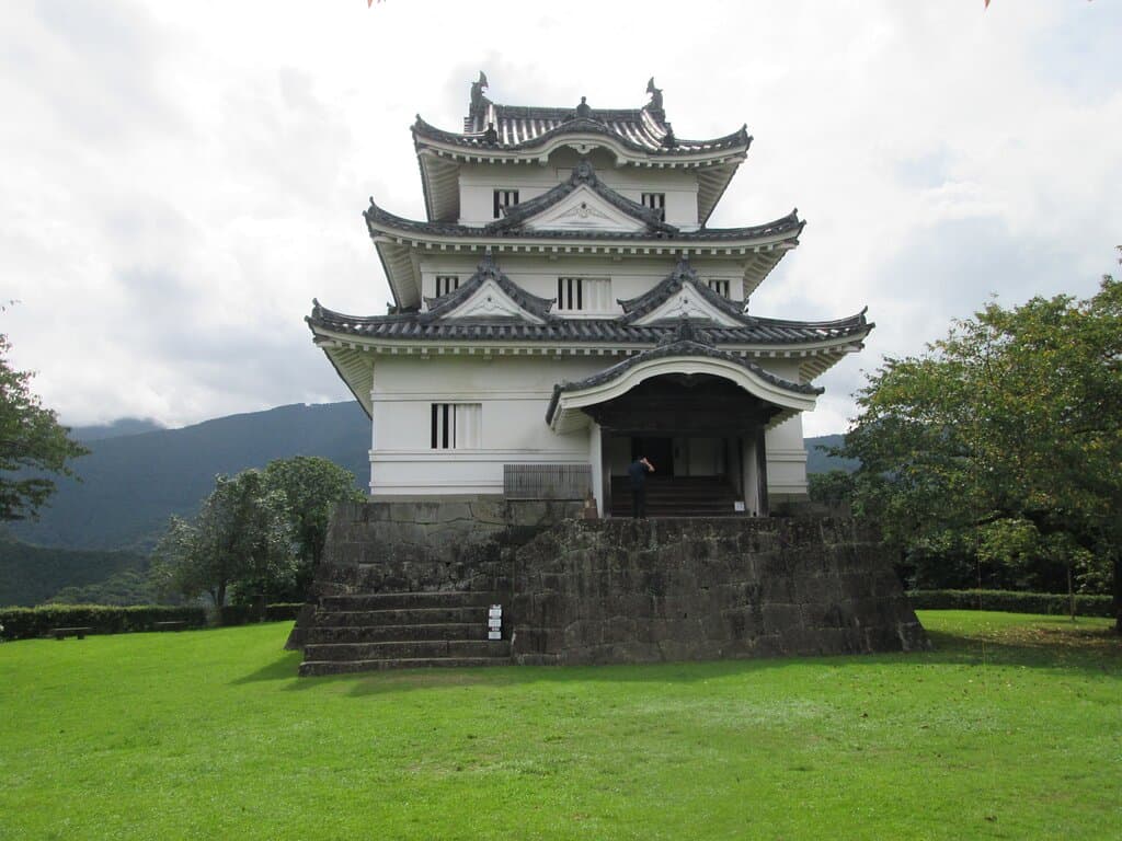 高台に建つ可愛い(?)天守閣です