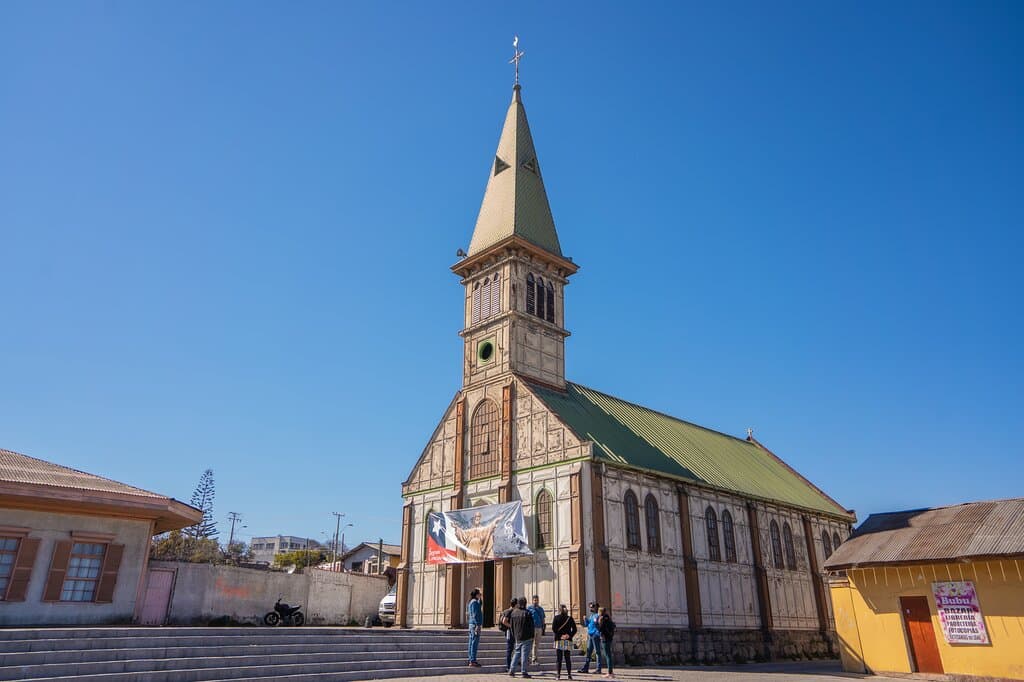Fachada iglesia. A un costado, comenzando el "Barrio galés".