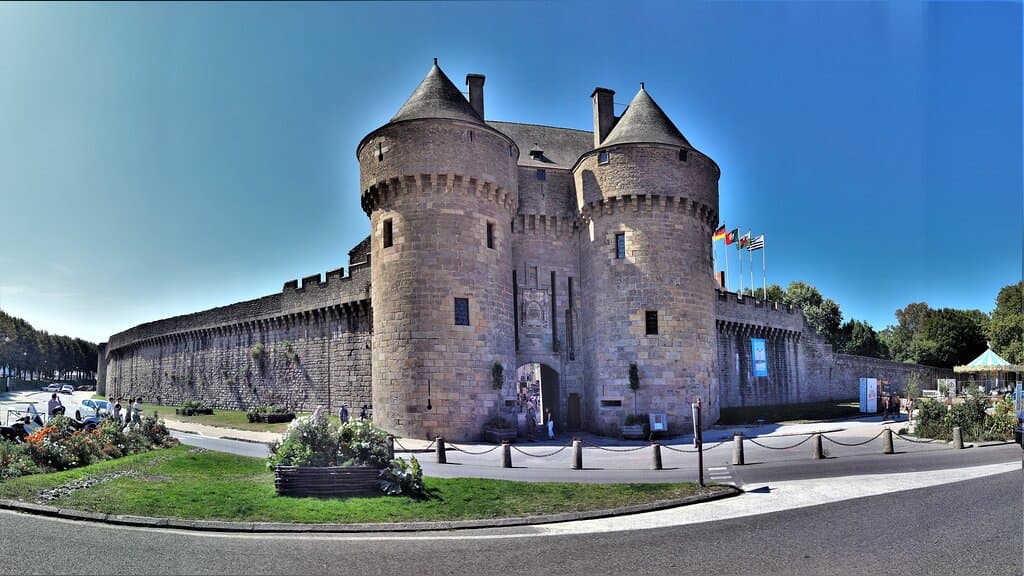 Belle architecture bien conservée et restaurée, cette entrée dans la cité est superbe.