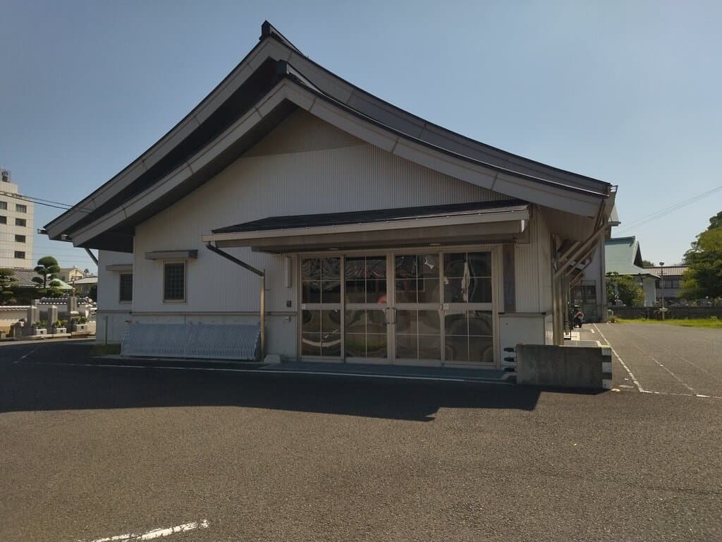 寺院前で