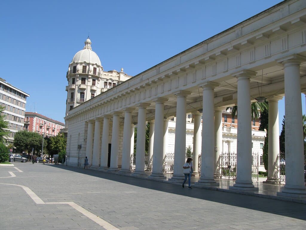 Between the fountain and the parc