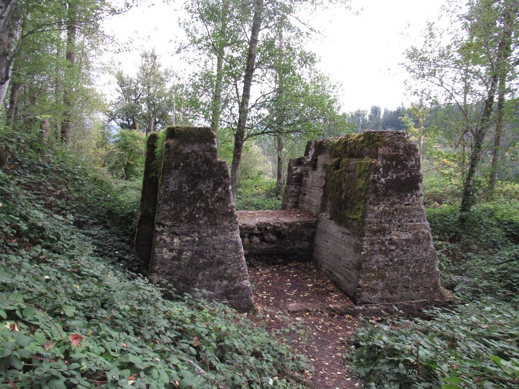 Main hoist foundations, to the right fork. This is the only thing to see on that leg.  