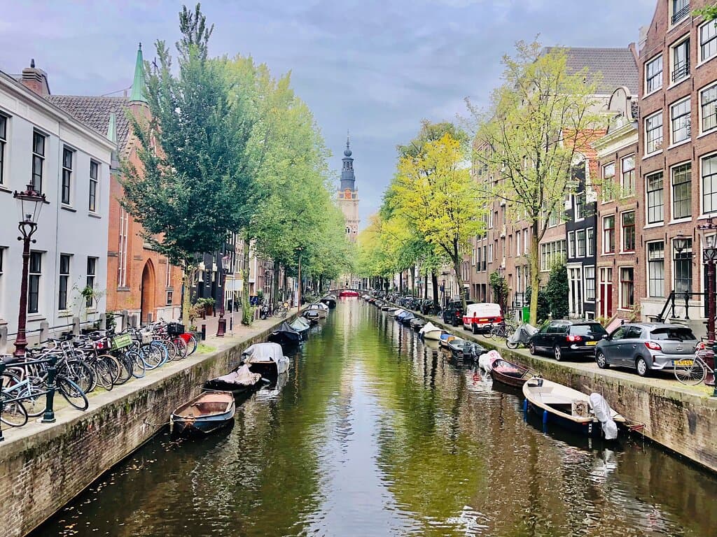 During his stay in Amsterdam, Monet painted some typical Dutch sceneries, the “South Church” is to be found on one of these paintings.