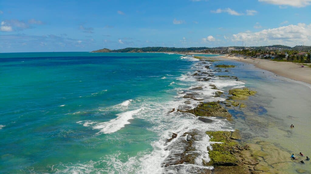 Muito top a praia. Um pouco deserta e pouco estrutura. Muitos corais (taí o nome). Águas claras e visual top. Acesso de carro, onde fui, ainda é ruas de terra, mas chega normalmente. Recomendo demais conhecer.