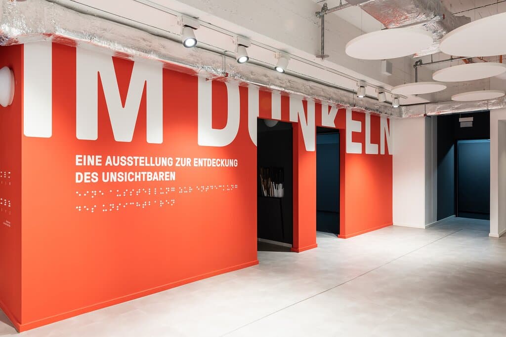 Blick auf den Eingang zu der Ausstellung "Dialog im Dunkeln". © DIALOGMUSEUM/Laura Brichta