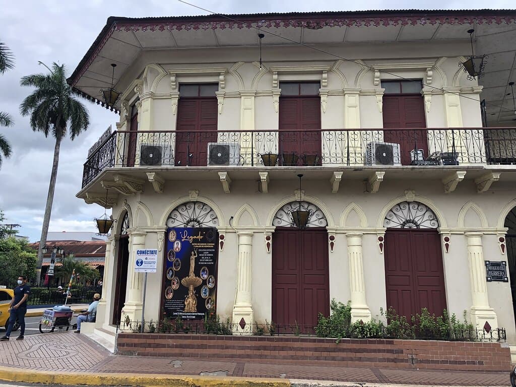 No subo más fotografías porque quisiera que conozcan el museo. vale la pena para conocer la historia de Chitré y de las zonas aledañas así como de civilizaciones de miles de años a. C. además resaltó el trabajo de la encargada la profesora Enilda si no me equivoco quién es muy cordial junto al señor que trabaja ahí. Una persona de Chitré de las provincias aledañas del país y del exterior debería visitar el museo que además es gratuito