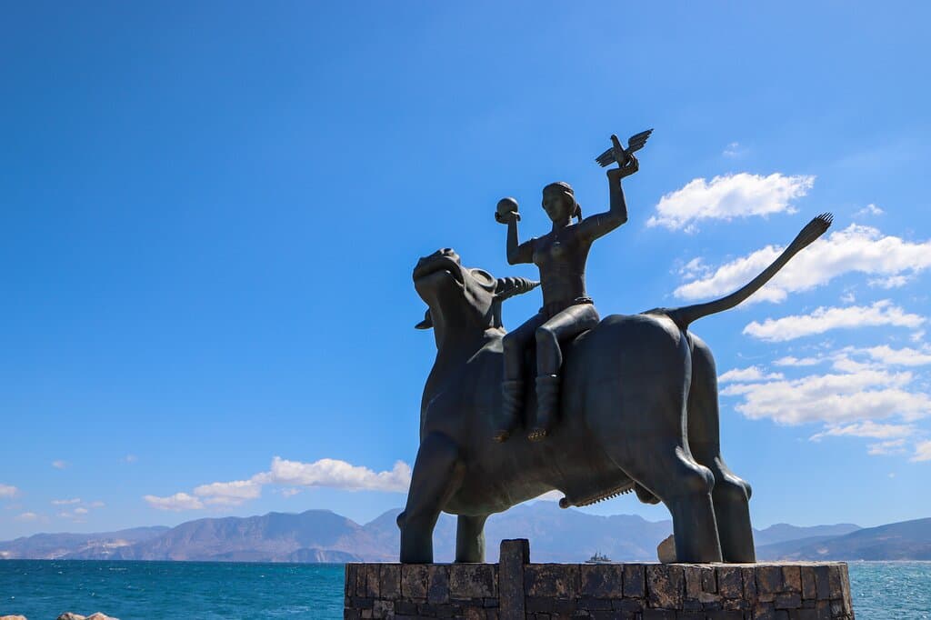 Скульптура на набережной