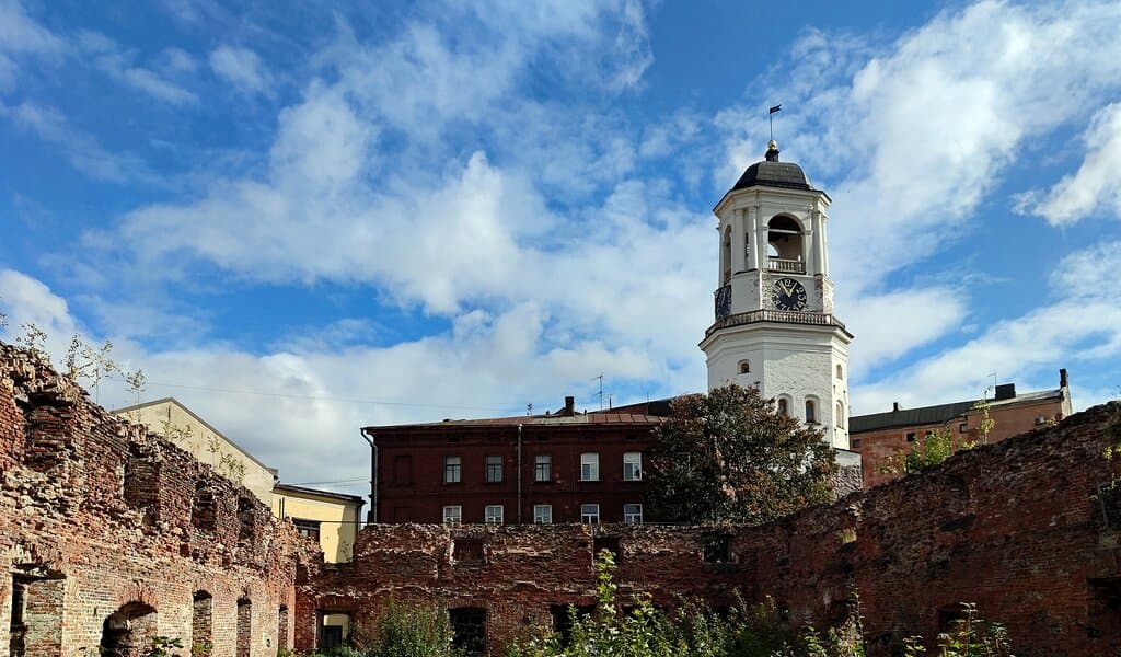 над руинами