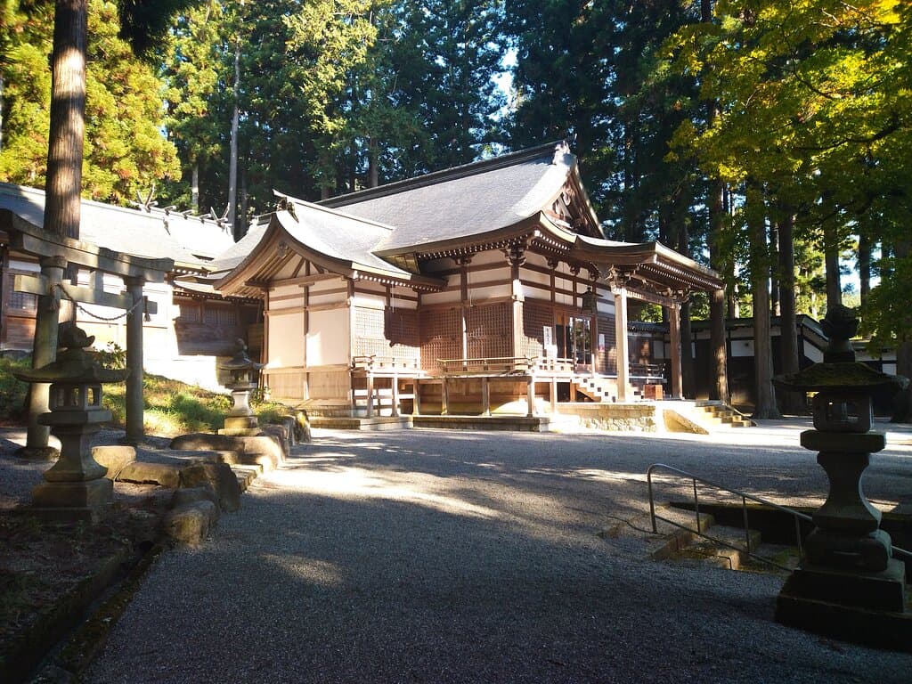 境内で