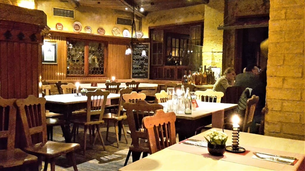 Hauptgastraum mit Blick in den Innenhof