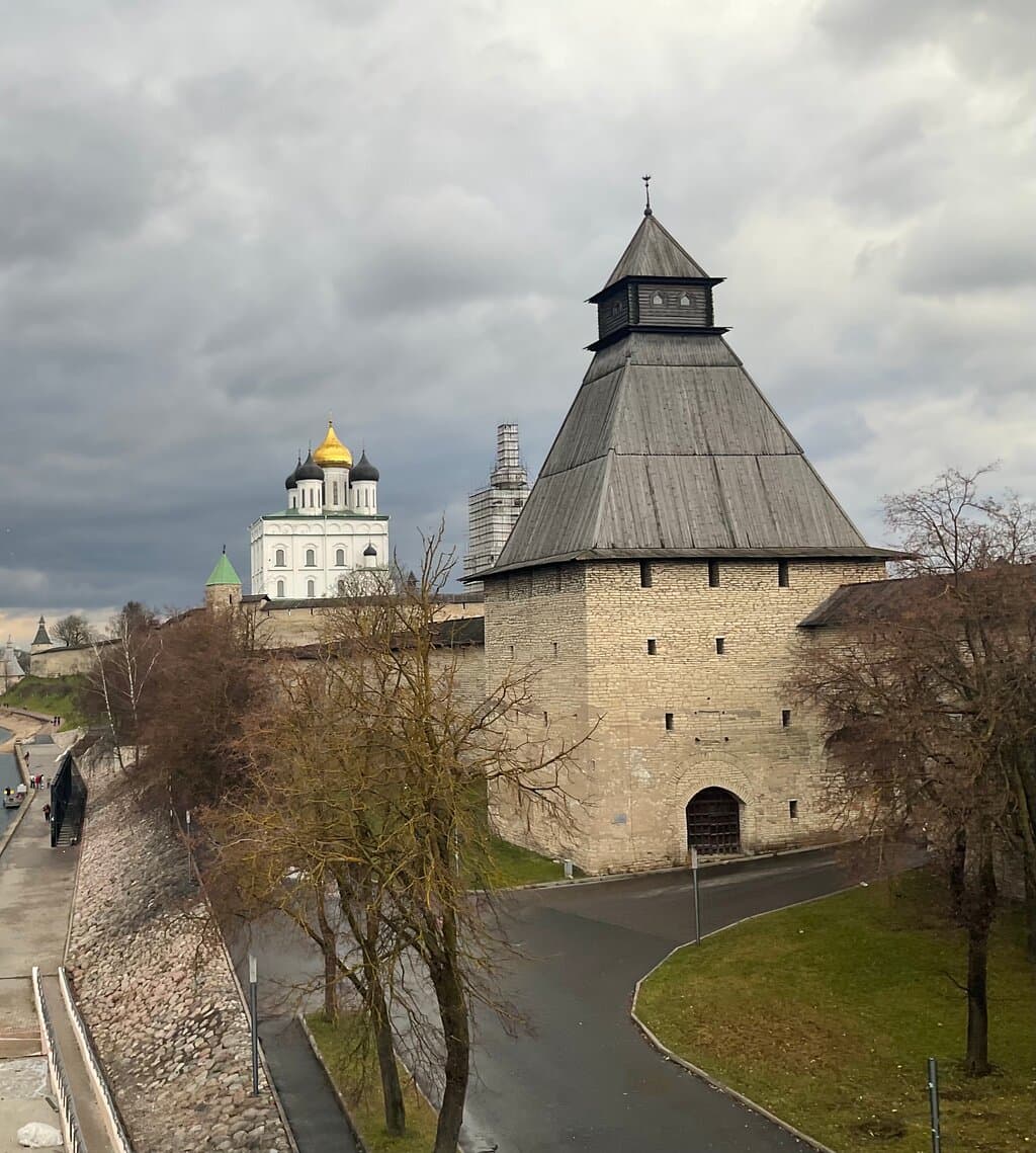 Вид на Власьевскую  башню с Ольгинского моста