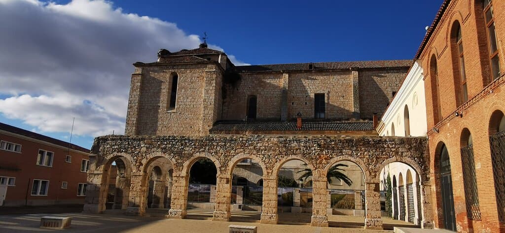 Restos del antiguo claustro.