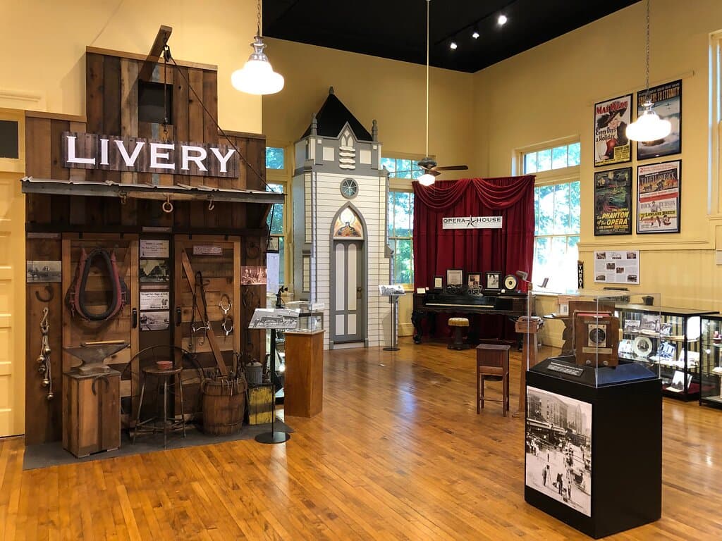 https://maps.virtualtowntours.com/sites/downtown-ne/index.htm?skip-loading&media=Collin%20Co%20History%20Museum%20Entry&pitch=0&yaw=220